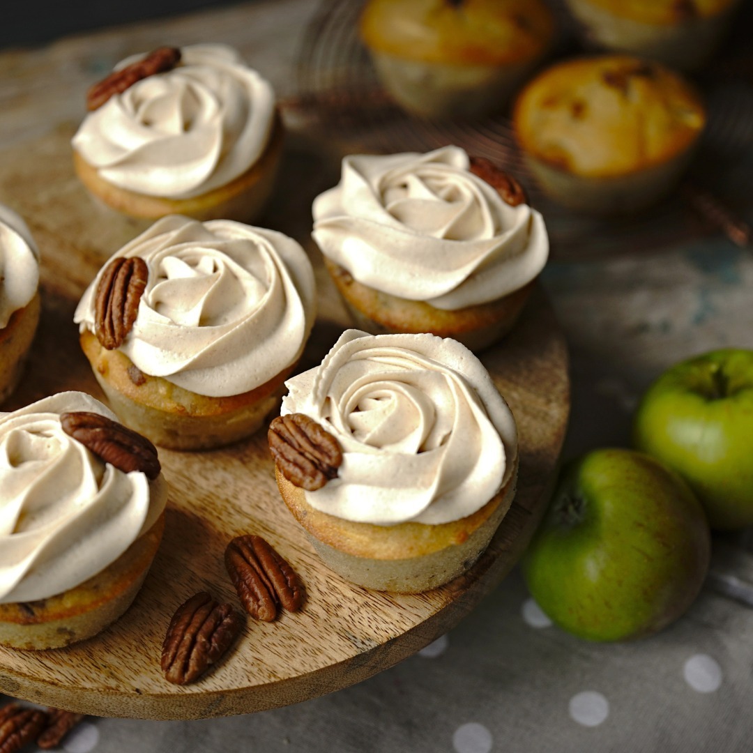 Jablka a skořice, jedna z nejlepších kombinací nadcházejícího podzimu. 🍏🍏🍏 Taky se těšíte, až budete z  trouby vytahovat voňavé štrůdly, koláče, nebo třeba tyhle jablečné cup cakes se skořicovým krémem podle receptu od @svatavacoolinarka?
Upečte si je třeba hned o víkendu 🧁

Jablečné cupcakes se skořicovým krémem

na muffiny: 
2 vejce
100 ml mléka
150 ml oleje
150 g nastrouhaných jablek
70 g sekaných pekanových ořechů
230 g polohrubé mouky
150 g cukru krupice
1 lžíce prášku do pečiva
1 špetka soli
trošku másla na vymazání + hrubá mouky na vysypání

na krém:
250 g sýru Philadelphia
100 g povoleného másla
2 lžíce cukru moučka
3 lžičky mleté skořice

Horkovzdušnou troubu předehřejte na 170 stupňů. Muffinovou formu vymažte máslem a vysypte hrubou moukou (silikonovou formu vymazávat nemusíte).
Ve větší míse rozšlehejte vejce, k nim přidejte mléko, olej, cukr a vše prošlehejte ruční metlou. Pak přimíchejte nastrouhaná oloupaná jablka a nahrubo nasekané pekanové ořechy.
V jiné míse smíchejte sypké suroviny: mouku, prášek do pečiva, sůl a skořici. Postupně sypké suroviny vmíchejte do tekuté směsi. Hotové těsto nalijte do připravené muffinové formy.
Vložte do trouby a pečte asi 30 minut. Zdali jsou muffiny hotové, zkuste zapíchnutím špejle. Když ji vyndáte suchou, je upečeno. Vyklopte je na drátěnou mřížku a nechte zchladnout.
Mezitím si připravte skořicový krém. Elektrickým šlehačem rozšlehejte sýr společně s povoleným máslem. Do krému postupně po lžících zašlehejte i moučkový cukr a nakonec mletou skořici. Nadýchaným krémem pak pomocí cukrářského sáčku se zdobící špičkou ozdobte vychladlé muffiny.